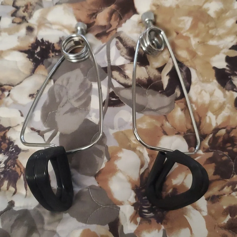 1 pair of clamps for light fixtures/tank lamps